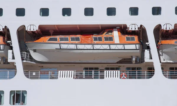 Förgrunden av en orange livbåt — Stockfoto