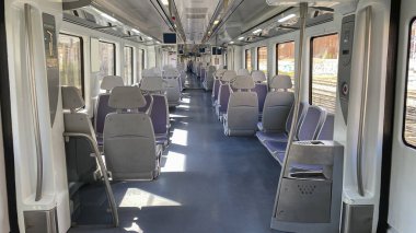 Koronavirüs salgınından dolayı acil bir günde İspanyol banliyö treninin tamamen boş bir vagonunun yatay görüntüsü.