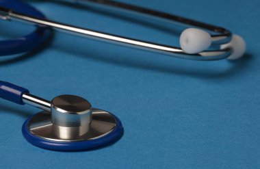 bir steteskop dikey görünümü ile çan mavi arkaplanda