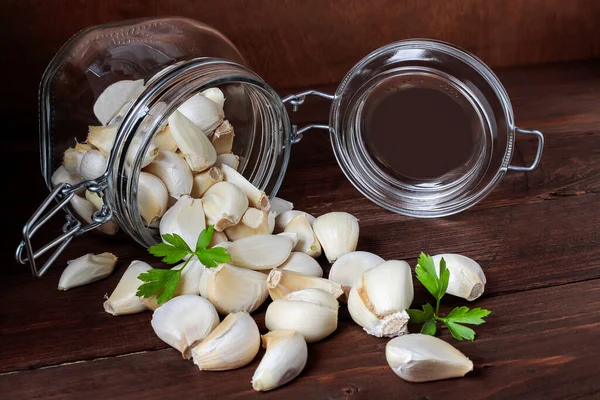 Voorgrond Van Een Luchtdichte Open Glazen Pot Met Knoflookteentjes Peterselieblaadjes — Stockfoto