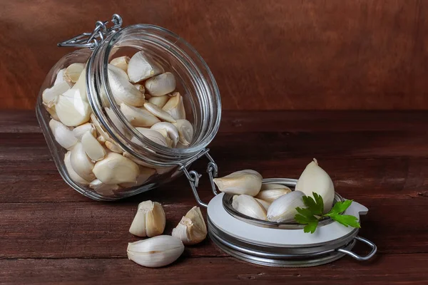 Voorgrond Van Een Luchtdichte Open Glazen Pot Met Knoflookteentjes Peterselieblaadjes — Stockfoto