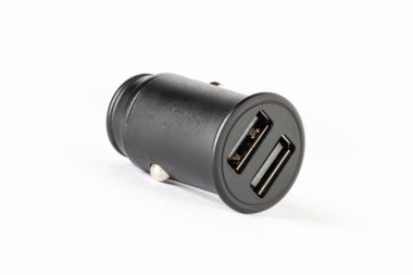 çift usb soketi beyaz arkaplanda izole edilmiş siyah renkli daha hafif bir arabanın yatay görünümü