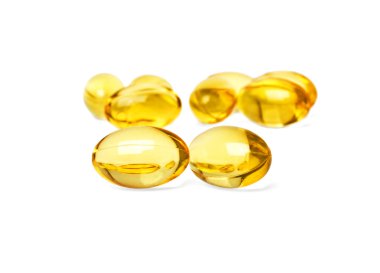 Beyaz arka plan üzerinde gelen balık yağı Omega 3 kapsülleri