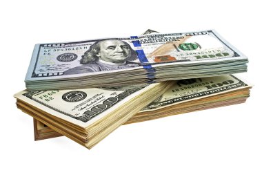 Beyaz arka plan üzerinde yüz dolar yığını