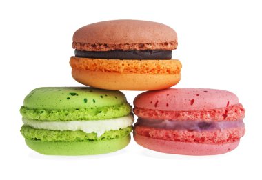 Beyaz arka plan üzerinde izole renkli acıbadem kurabiyesi