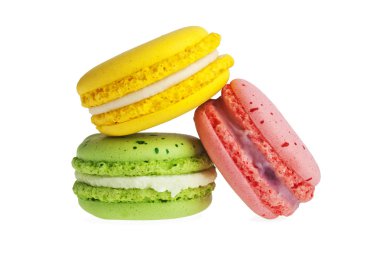 Beyaz arka plan üzerinde izole renkli acıbadem kurabiyesi