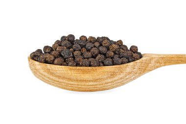 Tahta kaşık beyaz zemin üzerine karabiber Close-Up