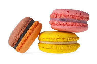 Beyaz arka plan üzerinde izole renkli acıbadem kurabiyesi