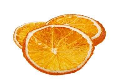 Kurutulmuş portakal dilimleri beyaz arkaplanda izole edilmiş.