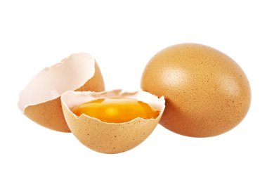 Beyaz zemin üzerinde çiğ yumurta izole