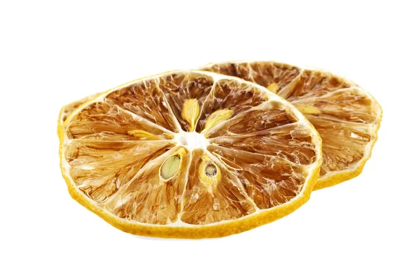 Beyaz arka plan üzerinde izole kurutulmuş limon dilimleri