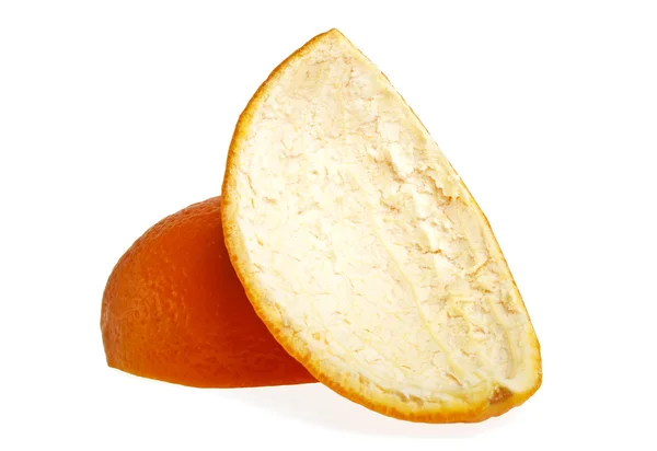 Schillen van een sinaasappel op witte achtergrond — Stockfoto