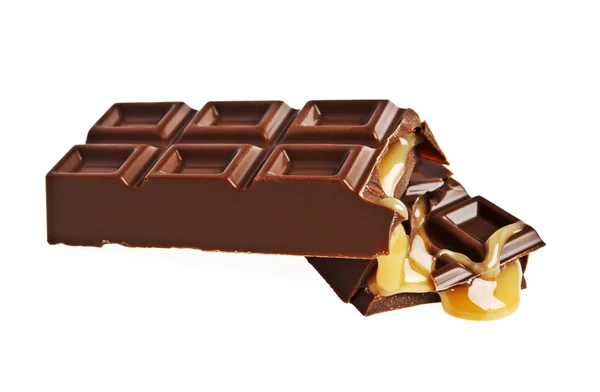 Шоколадная плитка с карамелью на белом фоне — стоковое фото