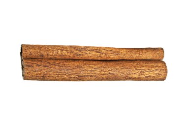 Tarçın beyaz arkaplanda izole edildi