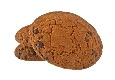 Beyaz arka planda izole edilmiş çikolata parçacıklı kurabiyeler.