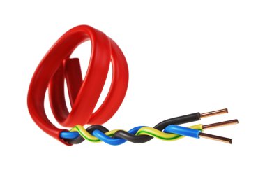 beyaz zemin üzerinde bir elektrik kablosu closeup