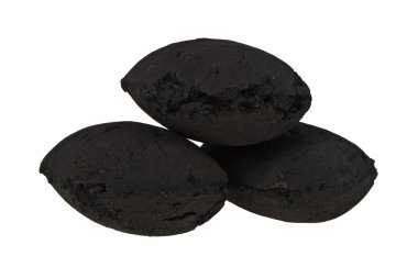 Beyaz arka plan üzerinde izole Coco kömür briquetts