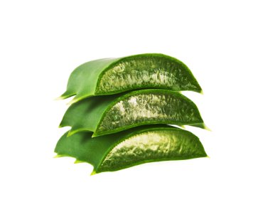 Aloe vera dilimleri beyaz arkaplanda izole edilmiş