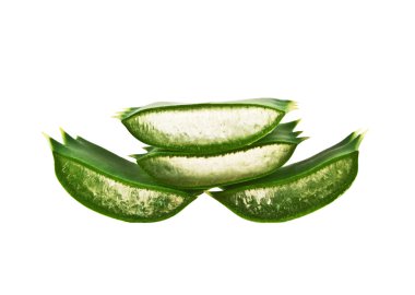 Taze aloe vera beyaz zemin üzerine dilimlenmiş