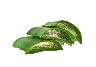Taze aloe vera beyaz zemin üzerine dilimlenmiş