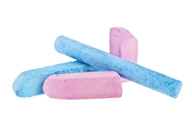 Beyaz bir arka plan üzerinde renkli tebeşirler