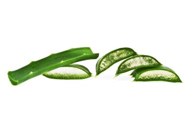 aloe vera yaprağı dilim beyaz zemin üzerine izole