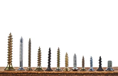 Beyaz bir arka plan üzerinde ahşap tahta üzerinde çeşitli vida