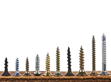 Beyaz bir arka plan üzerinde ahşap tahta üzerinde çeşitli vida