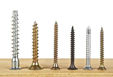 Beyaz arkaplanda çeşitli vidalar