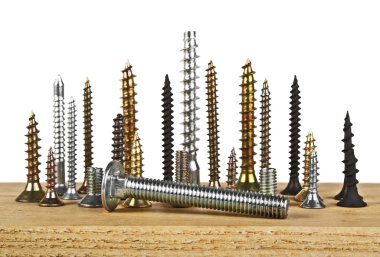 Beyaz bir arka plan üzerinde ahşap tahta üzerinde çeşitli vida