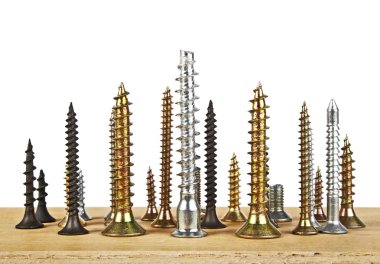 Beyaz bir arka plan üzerinde ahşap tahta üzerinde çeşitli vida