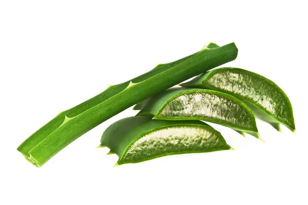 Hoja de aloe vera con rodajas aisladas sobre fondo blanco — Foto de Stock