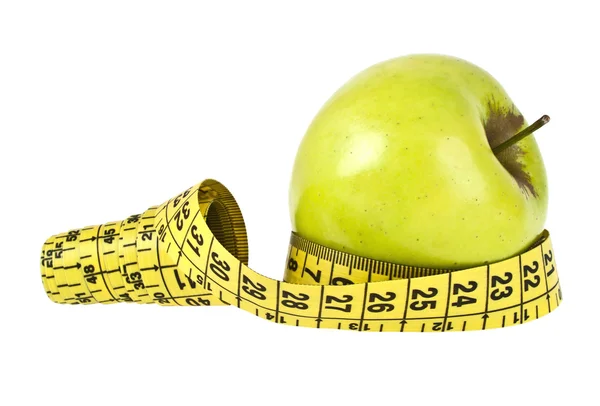 Manzana verde con cinta métrica sobre fondo blanco —  Fotos de Stock