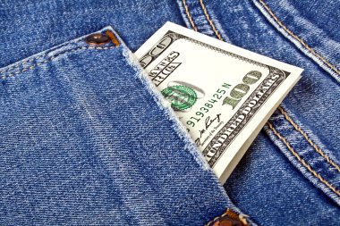 Kot pantolon cebinde 100 Amerikan Doları banknot