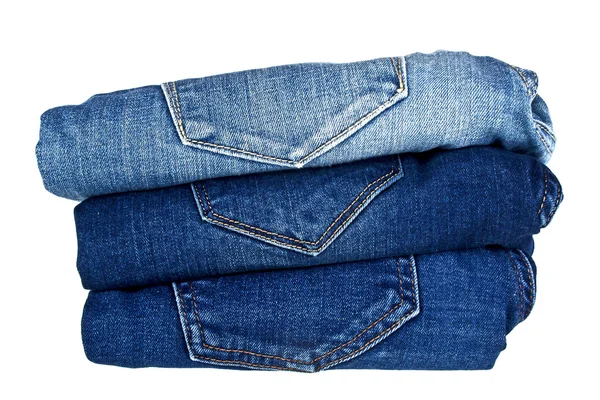 Un sacco di diversi jeans blu isolati su sfondo bianco — Foto Stock