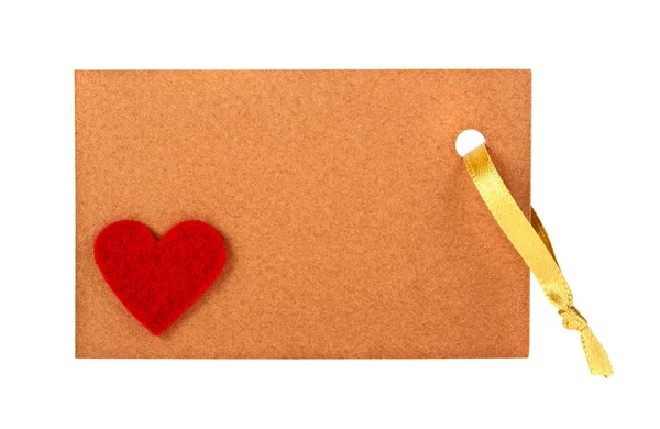 Kahverengi kağıt etiket beyaz zemin üzerine kırmızı kalpli — Stok fotoğraf