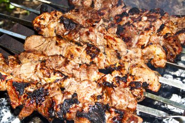 Şaşlık üzerinde Barbekü ızgara, et kavrulmuş, şişleri et, barbe