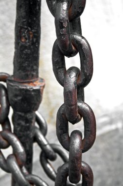 Paslı metal zincirler