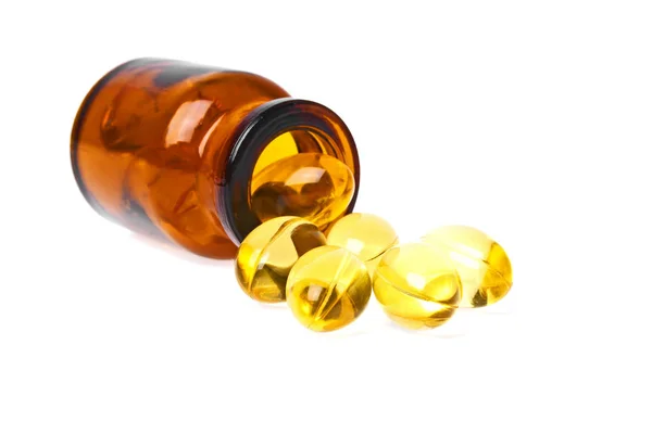 Omega 3 visolie capsules morsen uit een fles op een witte ba — Stockfoto