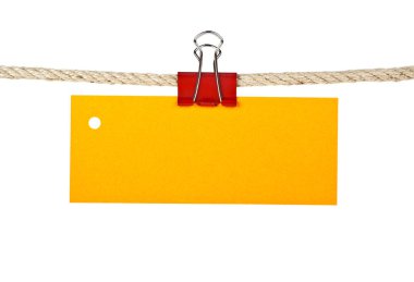 Beyaz arka plan üzerinde closeup izole bir ip üzerinde sarı etiket