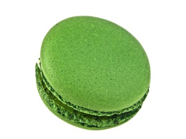 beyaz zemin üzerine lezzetli renkli acıbadem kurabiyesi