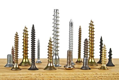 Beyaz bir arka plan üzerinde ahşap tahta üzerinde çeşitli vida