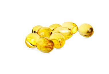 Beyaz arka plan üzerinde gelen balık yağı Omega 3 kapsülleri