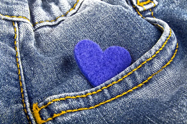 Coração azul no bolso de jeans — Fotografia de Stock