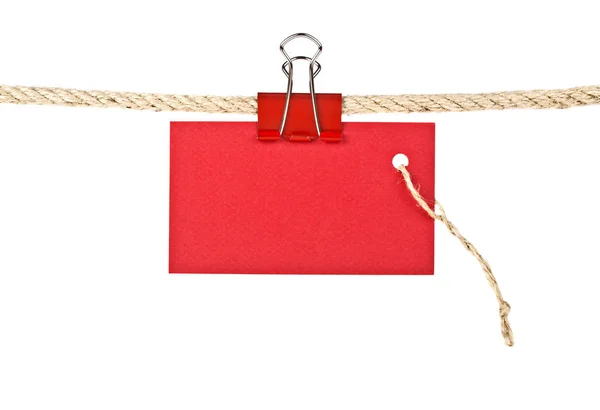Κόκκινο lable σε ένα σχοινί που απομονώνονται σε λευκό φόντο, κοντινό πλάνο — Φωτογραφία Αρχείου