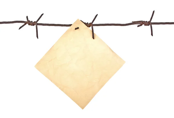 Винтажная бумага на ржавой колючей проволоке, крупный план — стоковое фото