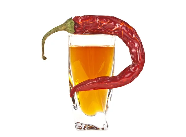 Szklanki pieprz wódki i czerwona papryka chili na białym tle na biały bac — Zdjęcie stockowe