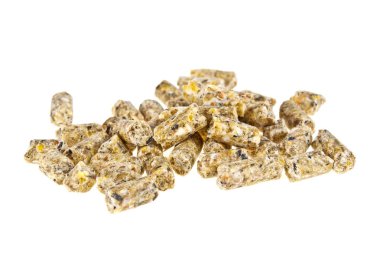 Beyaz arka plan üzerinde wheatfeed p Isolated pelleted bileşik yem