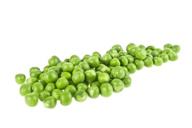 Beyaz arkaplanda taze yeşil bezelyeler.