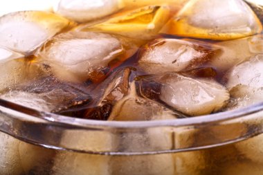 Arka plan buz küpleri ve kabarcıklar ile kola